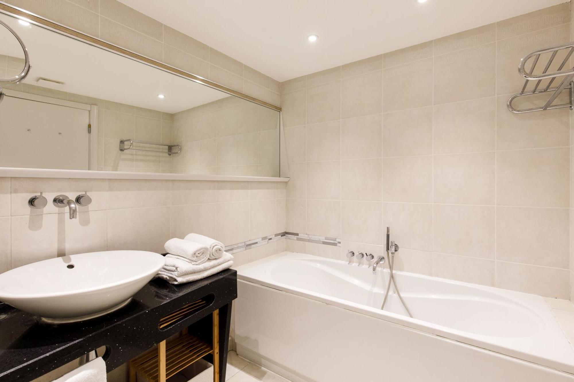 Cote Croisette Luxe - 2bdr 2 Bthr 2 Toilets - Terrace, Ac, Parking & Lift Cannes