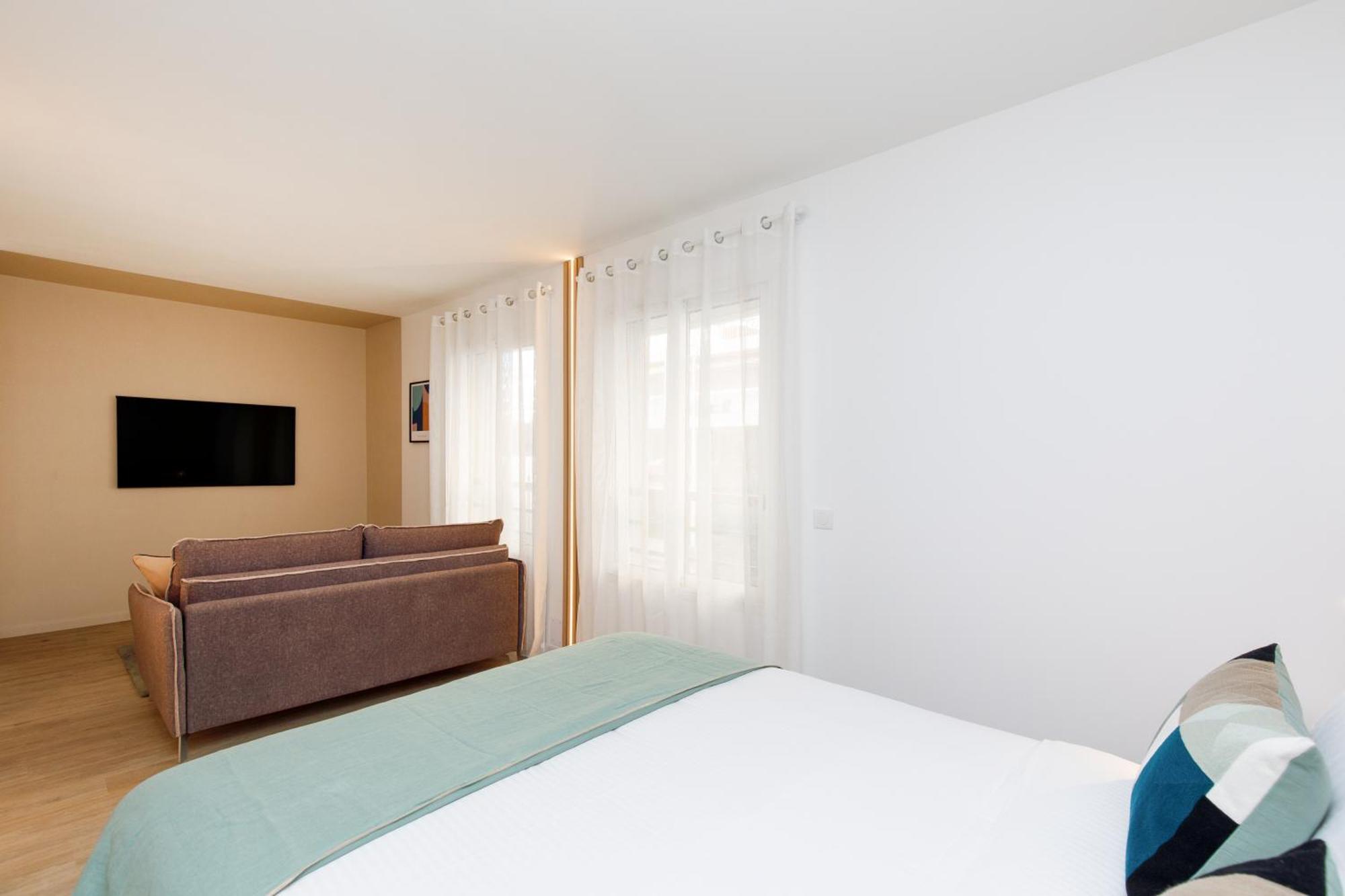 Apartment Cote Croisette Luxe - 2bdr 2 Bthr 2 Toilets - Terrace, Ac, Parking & Lift