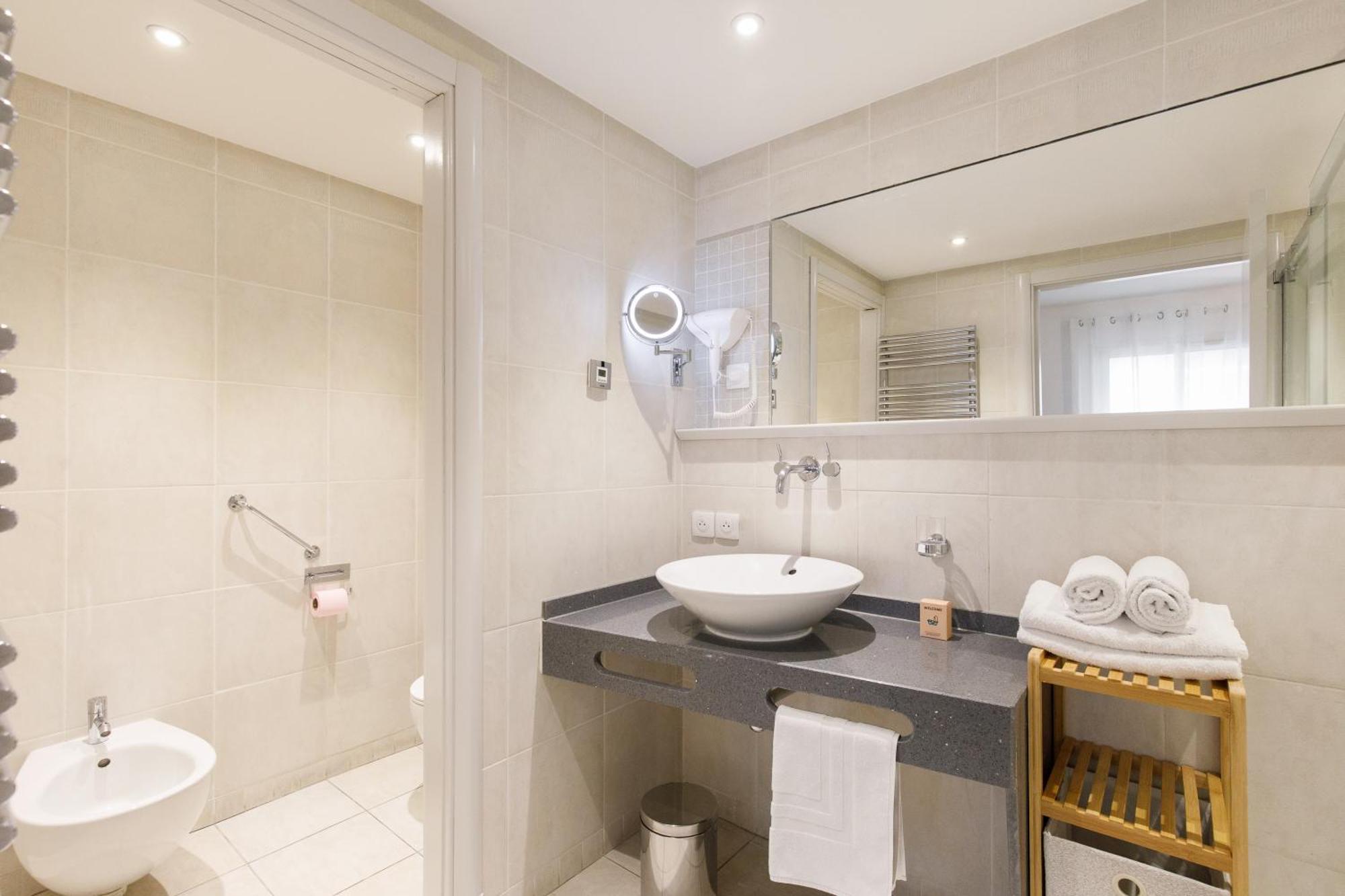 Appartamento Cote Croisette Luxe - 2bdr 2 Bthr 2 Toilets - Terrace, Ac, Parking & Lift *