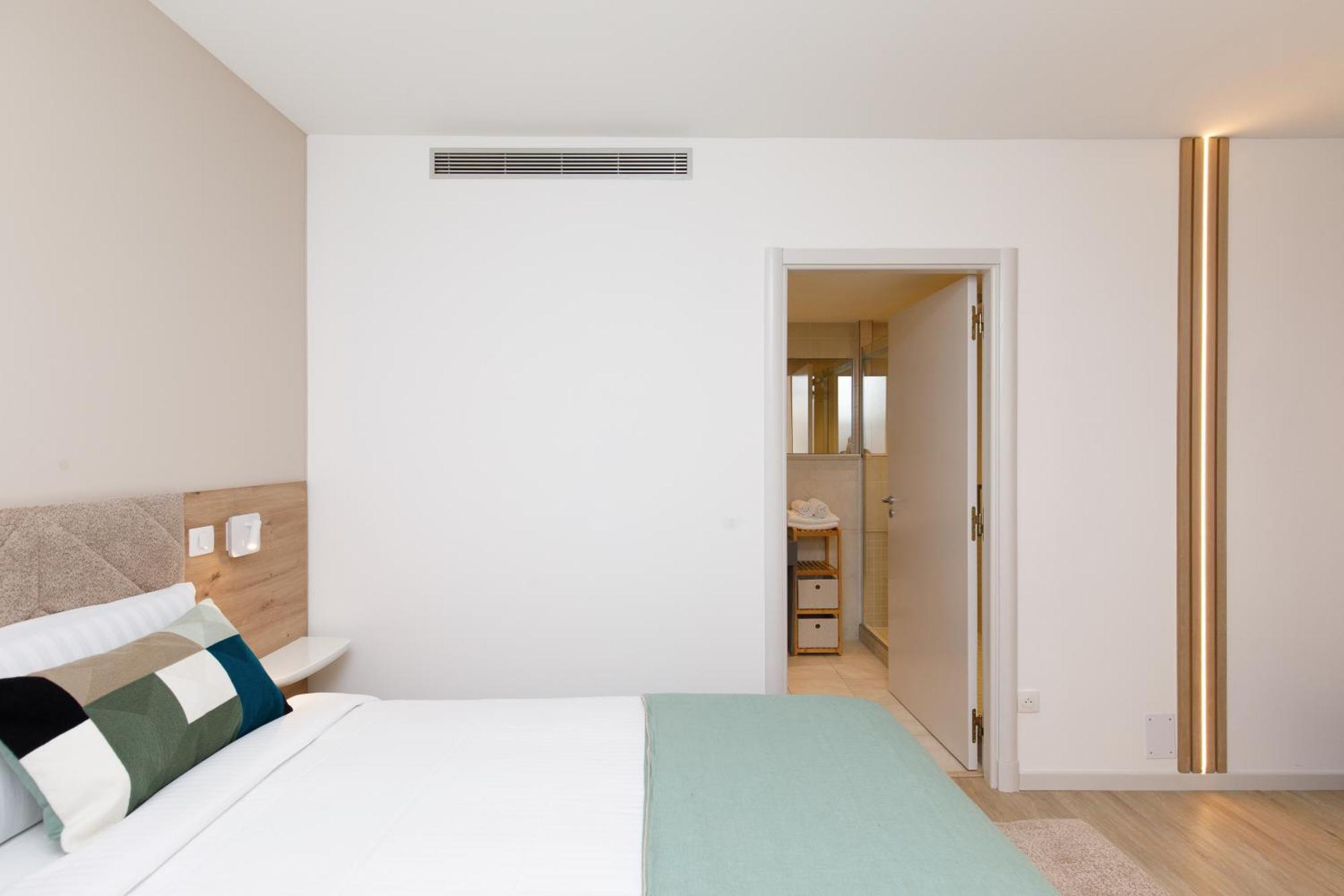 Cote Croisette Luxe - 2bdr 2 Bthr 2 Toilets -terrace, Ac, Parking & Lift *