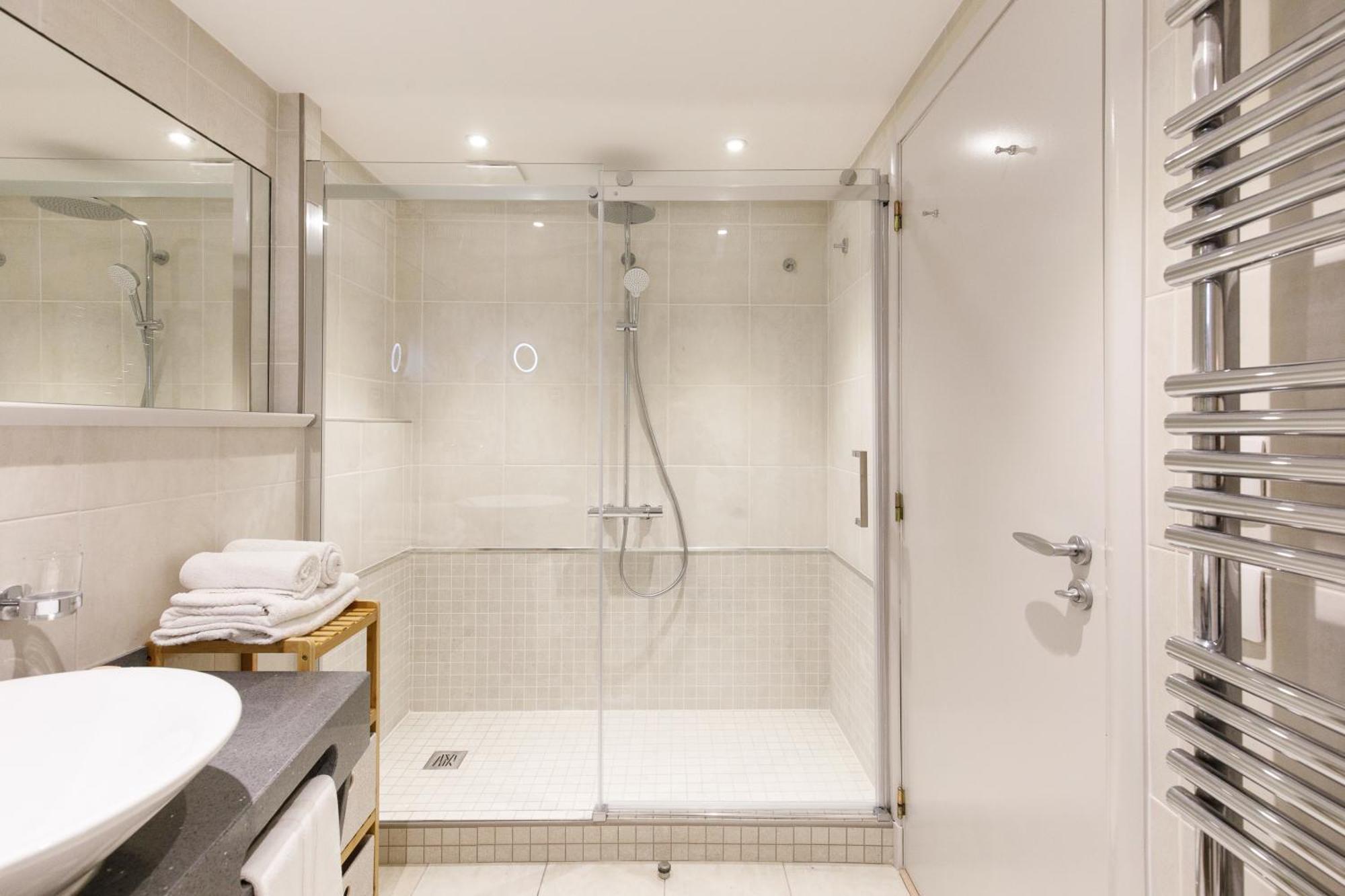 Cote Croisette Luxe - 2bdr 2 Bthr 2 Toilets -terrace, Ac, Parking & Lift