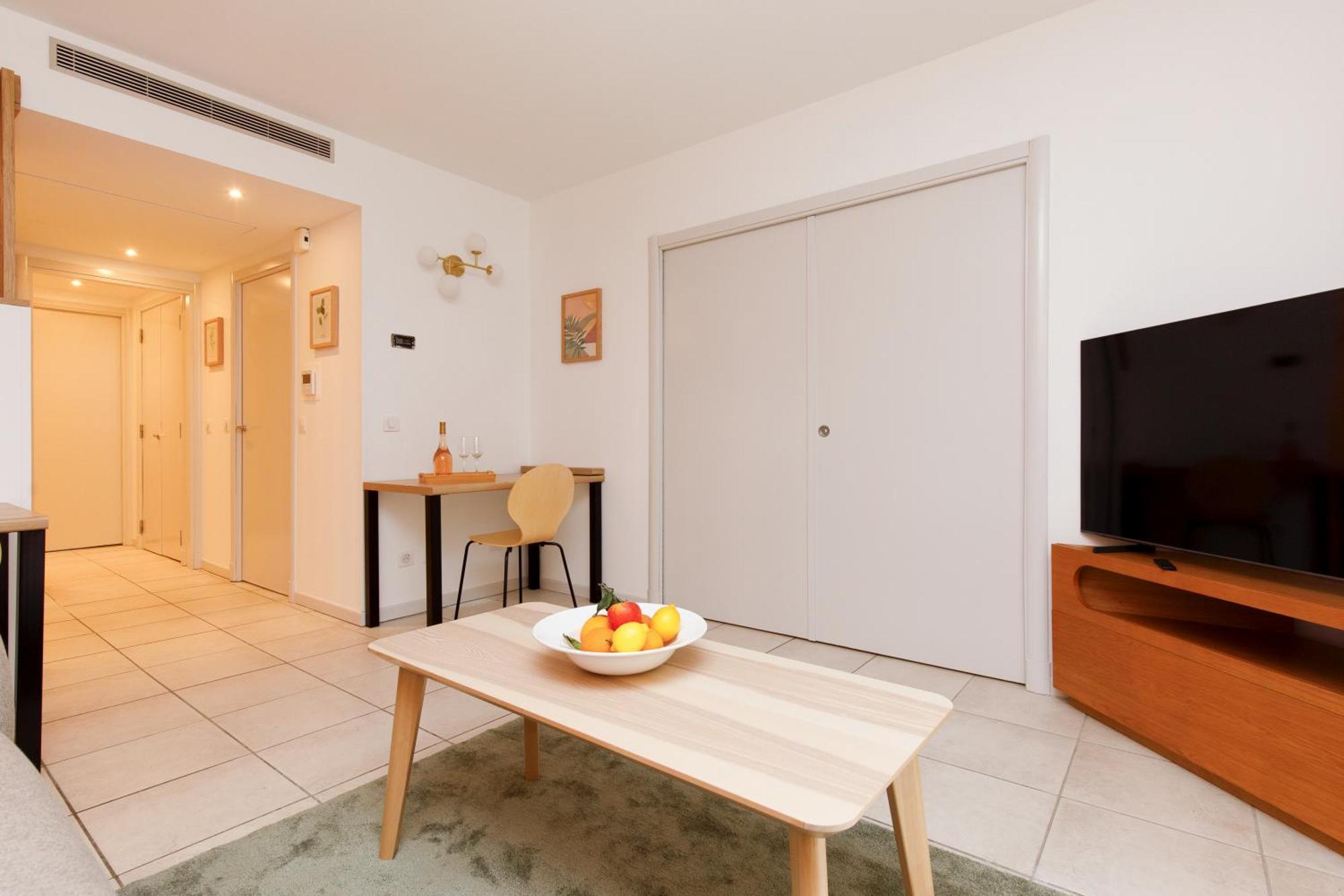 Cote Croisette Luxe - 2bdr 2 Bthr 2 Toilets -terrace, Ac, Parking & Lift *