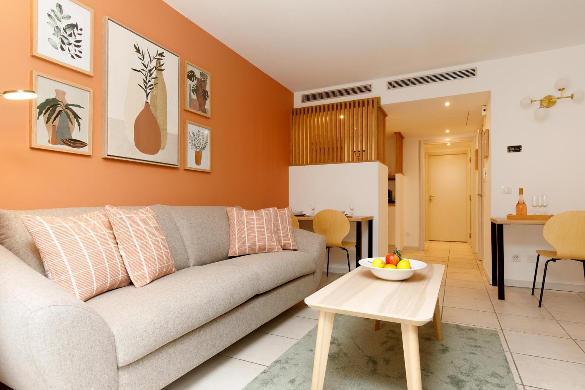 Cote Croisette Luxe - 2bdr 2 Bthr 2 Toilets - Terrace, Ac, Parking & Lift Cannes