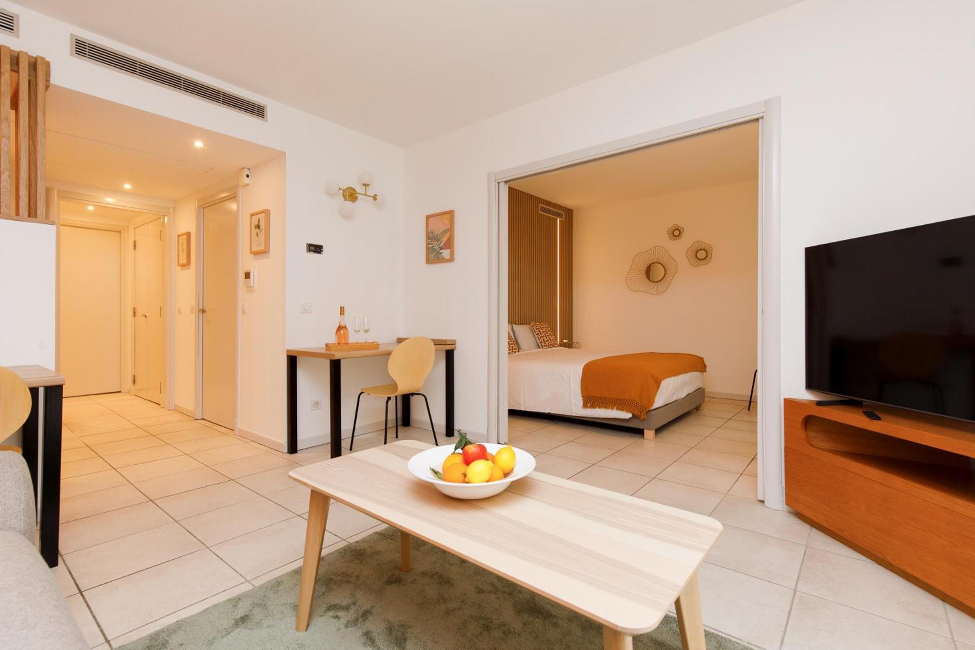 Cote Croisette Luxe - 2bdr 2 Bthr 2 Toilets - Terrace, Ac, Parking & Lift Appartamento